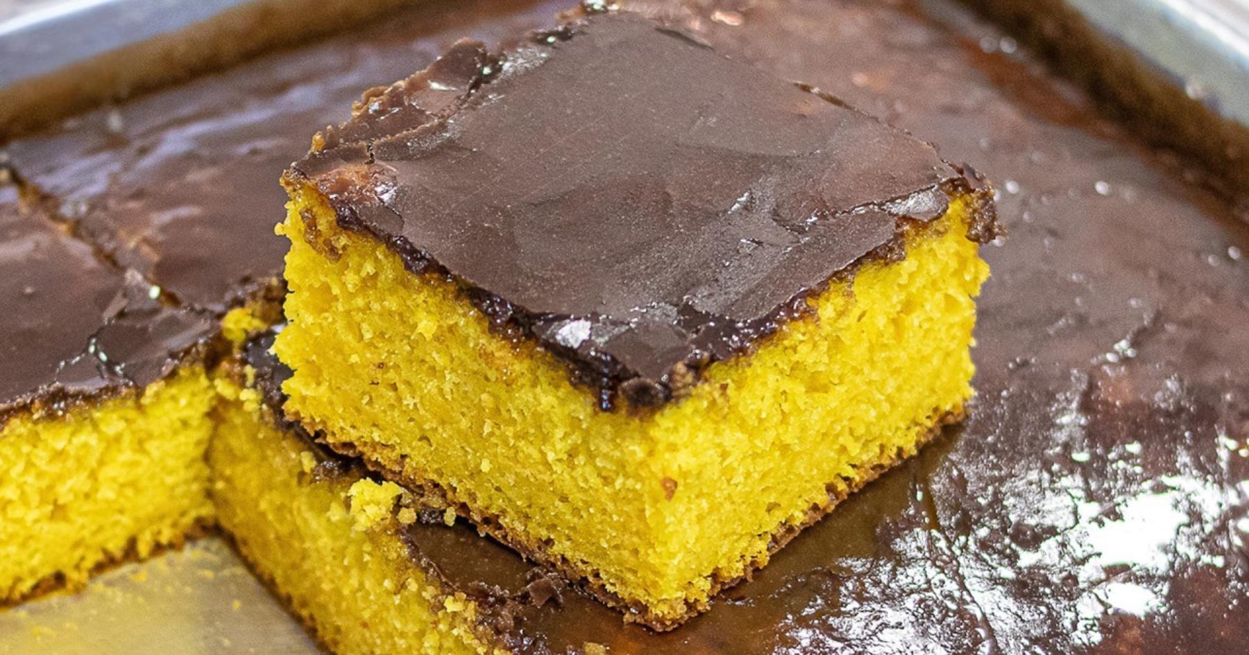 Bolo de cenoura com cobertura durinha e sabor de infância. Receita fácil e gostosa!...