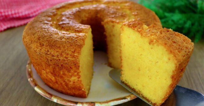 Bolos: Bolo de Fubá com Leite Quente Fica Extremamente Fofo
