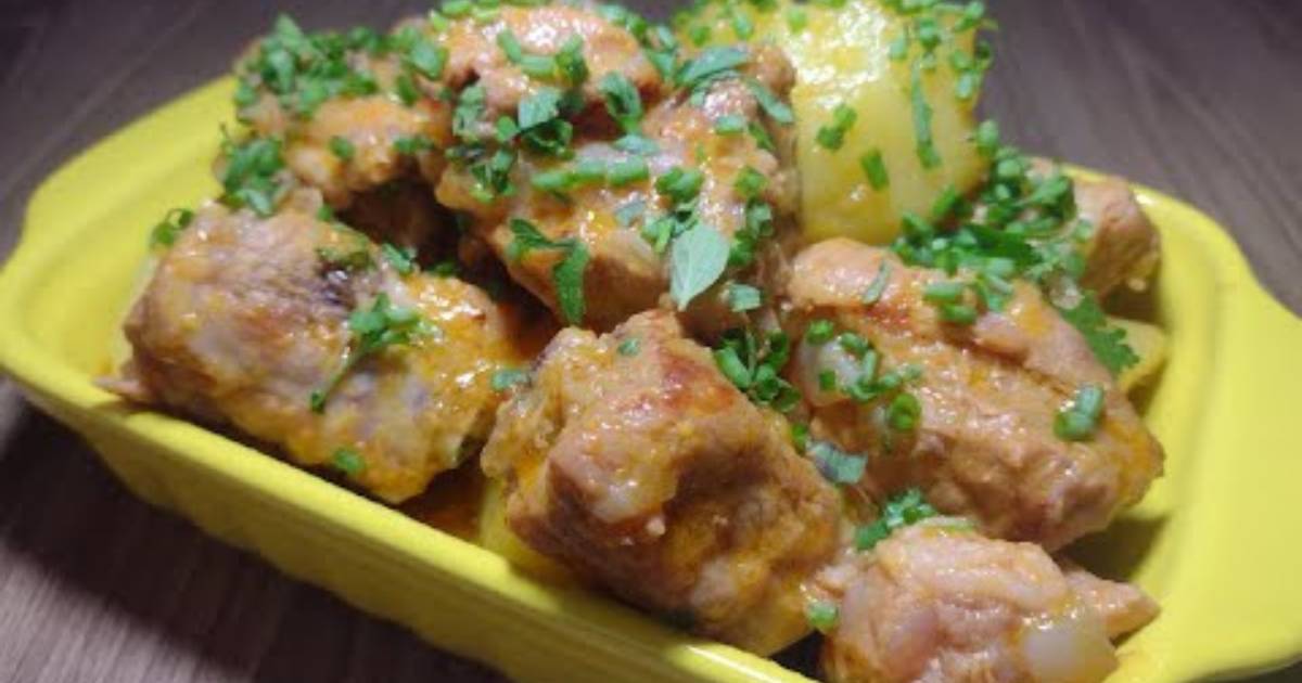 A Costelinha de Porco na Pressão com Batatas é macia, rápida de preparar e perfeita...