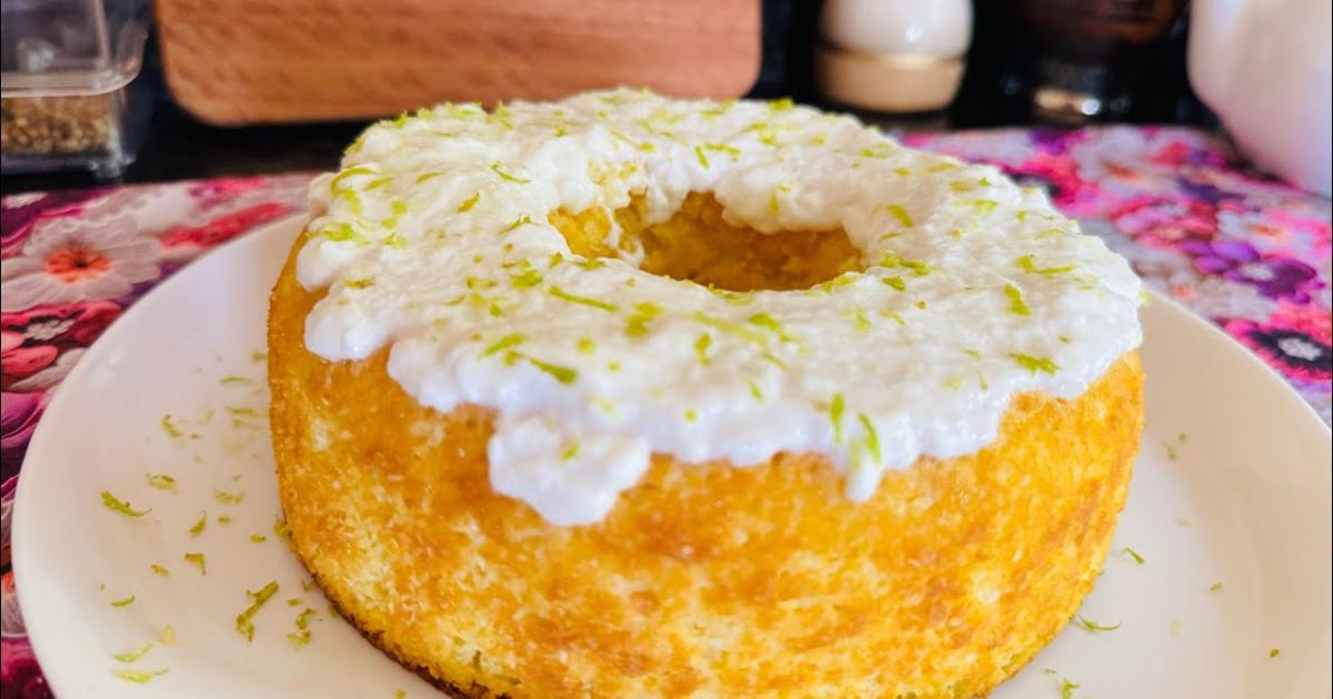 Bolo de limão sem trigo, leve e delicioso, com coco e leite condensado....