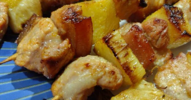 Carnes: Espetinho de Panceta com Abacaxi Delicioso e Fácil