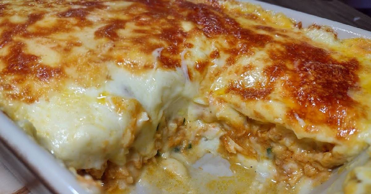O Escondidinho de Peixe com Batata e Queijo é uma receita leve, cremosa e cheia...
