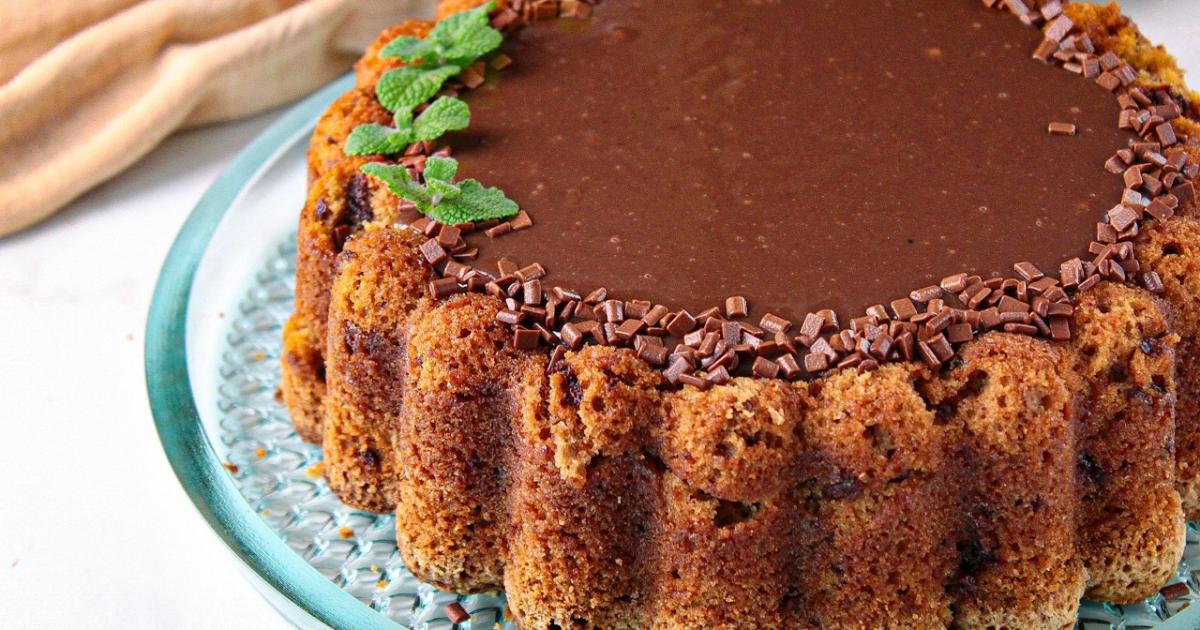 Bolo moca com café e chocolate, fofinho e com cobertura cremosa....
