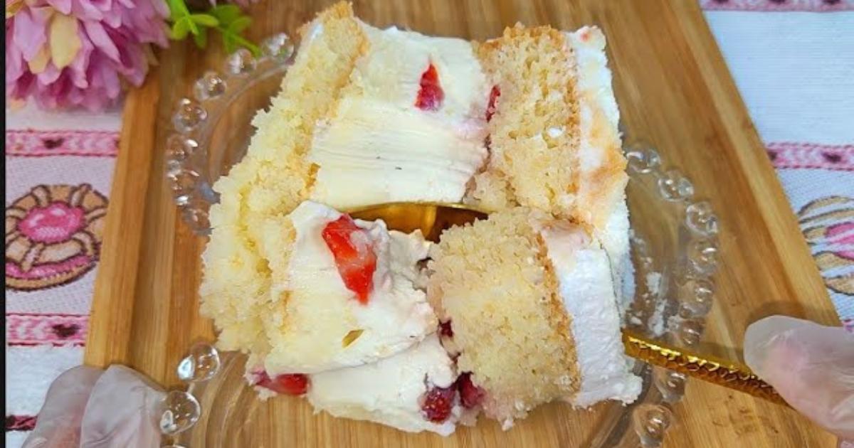 Bolo gelado de leite ninho com morangos e recheio duplo....
