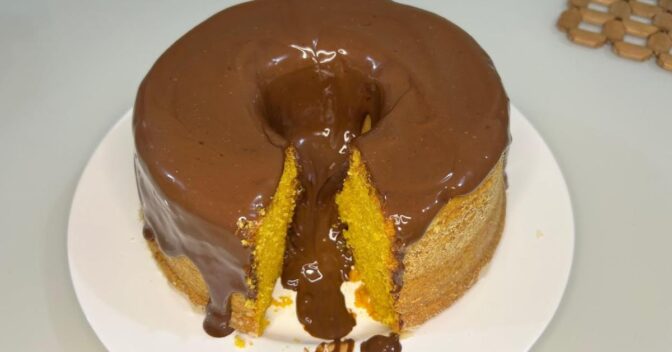 Bolos: Esse Bolo de Cenoura Fofinho com Calda Vai Te Surpreender