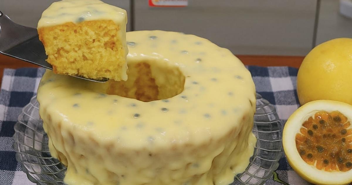 Bolo fofinho com mousse de maracujá por cima. Refrescante e fácil de fazer....