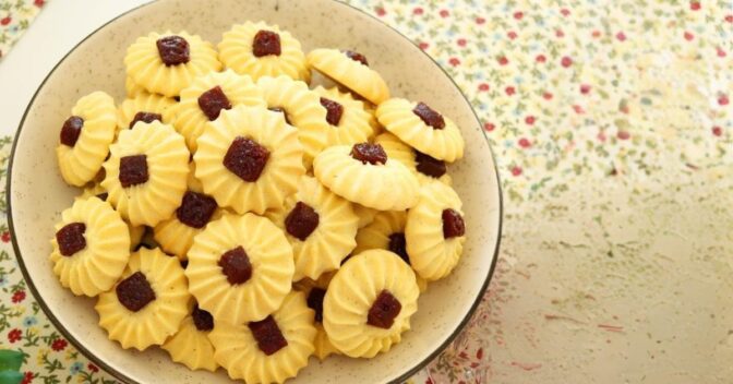 Biscoitos: Esses Biscoitinhos de Fubá com Goiabada Derretem na Boca