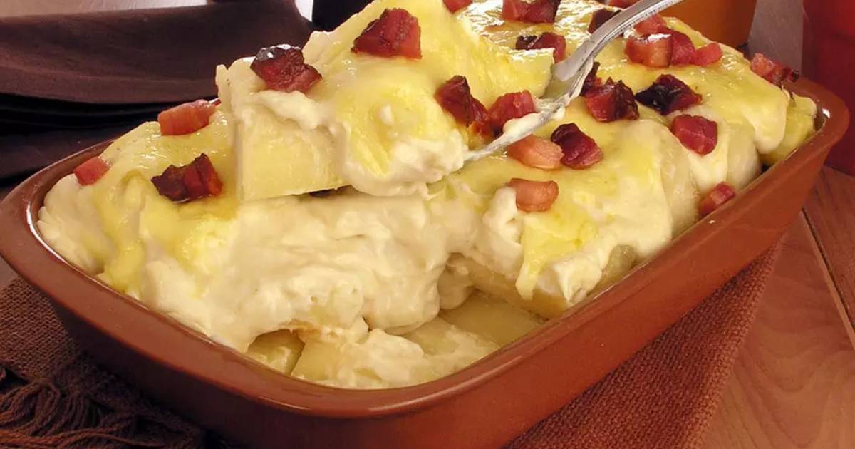 Mandioca Gratinada com Creme de Bacon e Queijo é uma receita deliciosa, cremosa e perfeita...