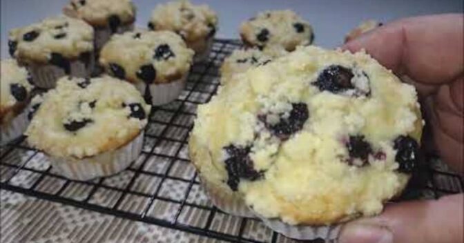 Bolos: Muffin de Mirtilo com Farofinha Crocante de Limão