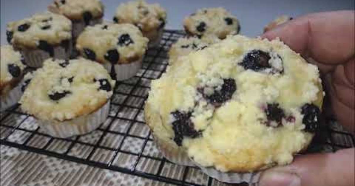 Muffin de Mirtilo com Farofinha Crocante de Limão é leve, frutado e perfeito para um...