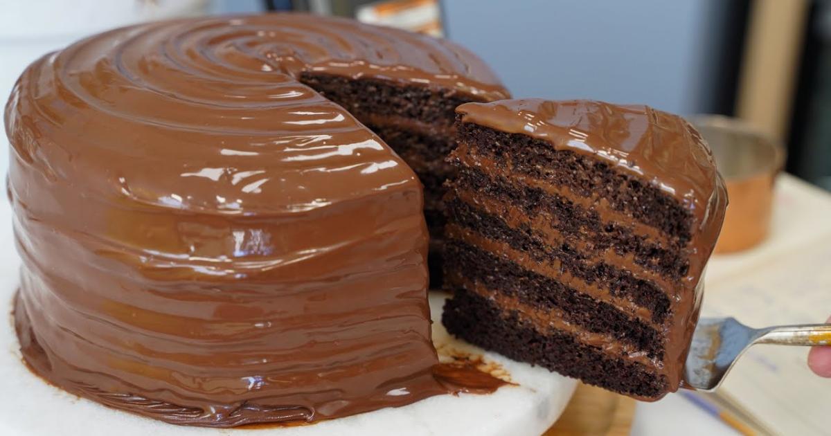 Receita do famoso bolo de chocolate da Matilda, super molhadinho e cheio de sabor....