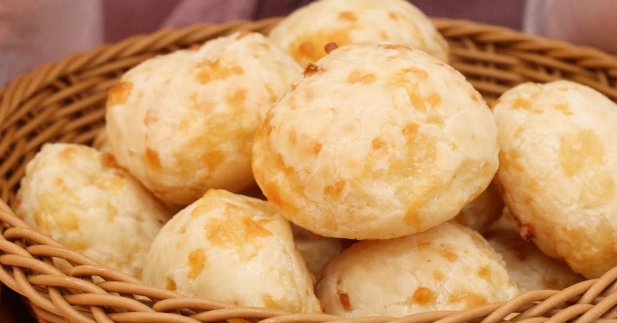 Pão de queijo mineiro sem ovo, crocante por fora e macio por dentro....