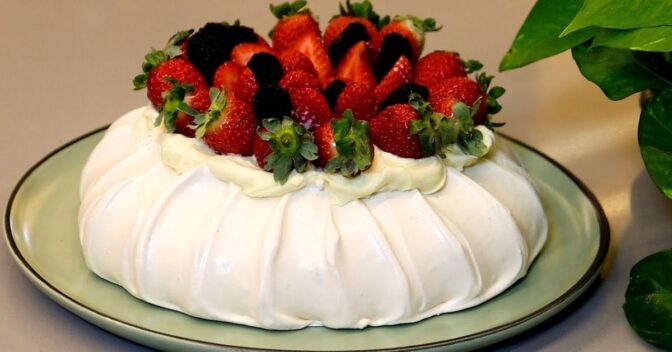 Sobremesas: Pavlova Perfeita com Creme e Frutas