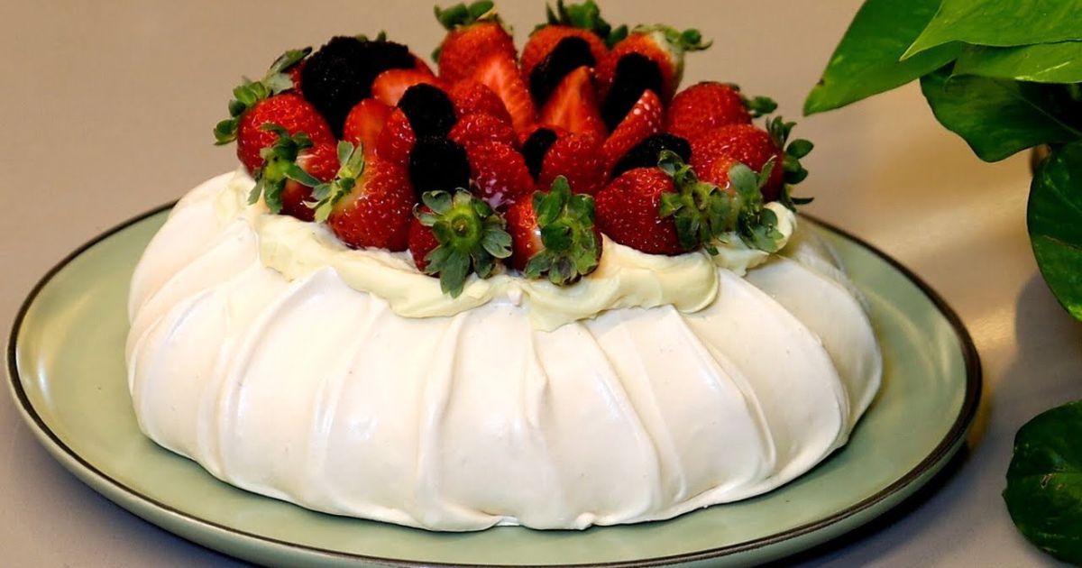 Pavlova perfeita com morangos e amoras frescas...