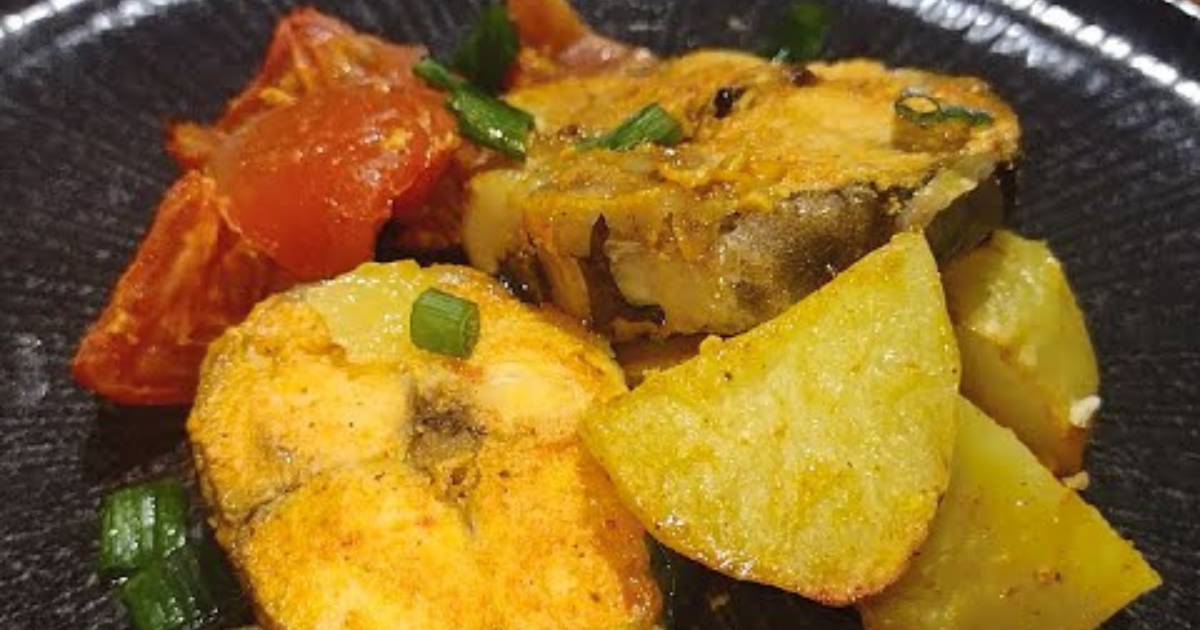 O Peixe Assado Com Batatas no Forno Delicioso é uma receita simples com pintado, temperada...