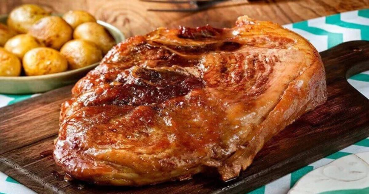 O Pernil Assado Fácil na Pressão e no Forno é prático, suculento e com crosta...
