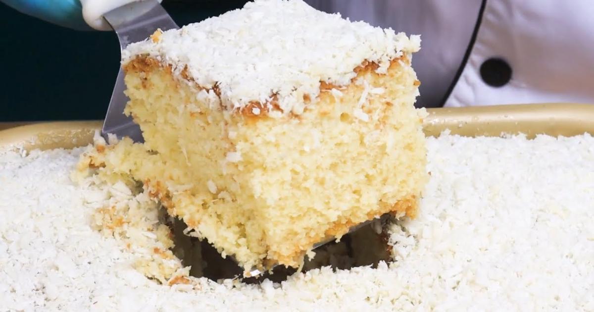 Bolo de coco molhadinho, perfeito para servir gelado....