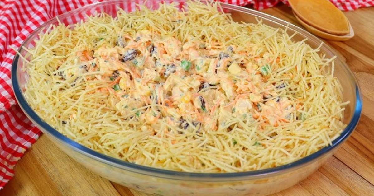 O Salpicão de Frango Festivo Muito Cremoso é perfeito para festas. Receita prática, cheia de...