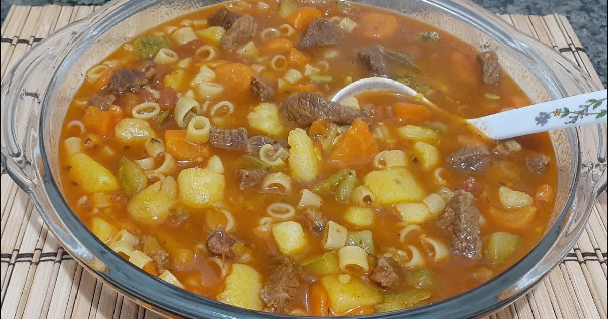 A Sopa de Macarrão com Legumes e Carne Quentinha é uma receita perfeita para o...