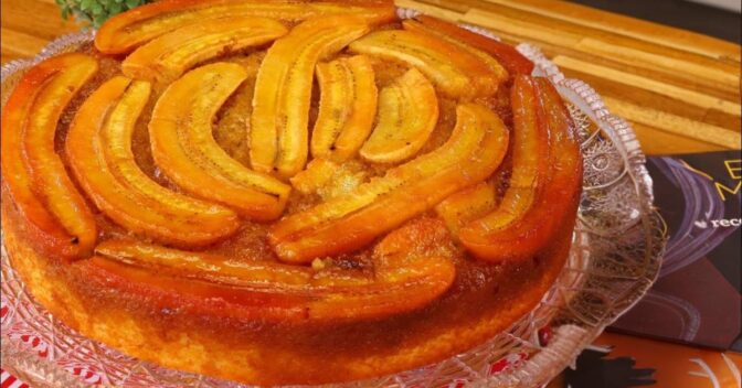 Bolos: Você Nunca Comeu um Bolo de Banana Caramelizado Tão Fofinho Assim