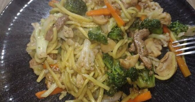 Especiais: Yakisoba Caseiro com Ingredientes Simples