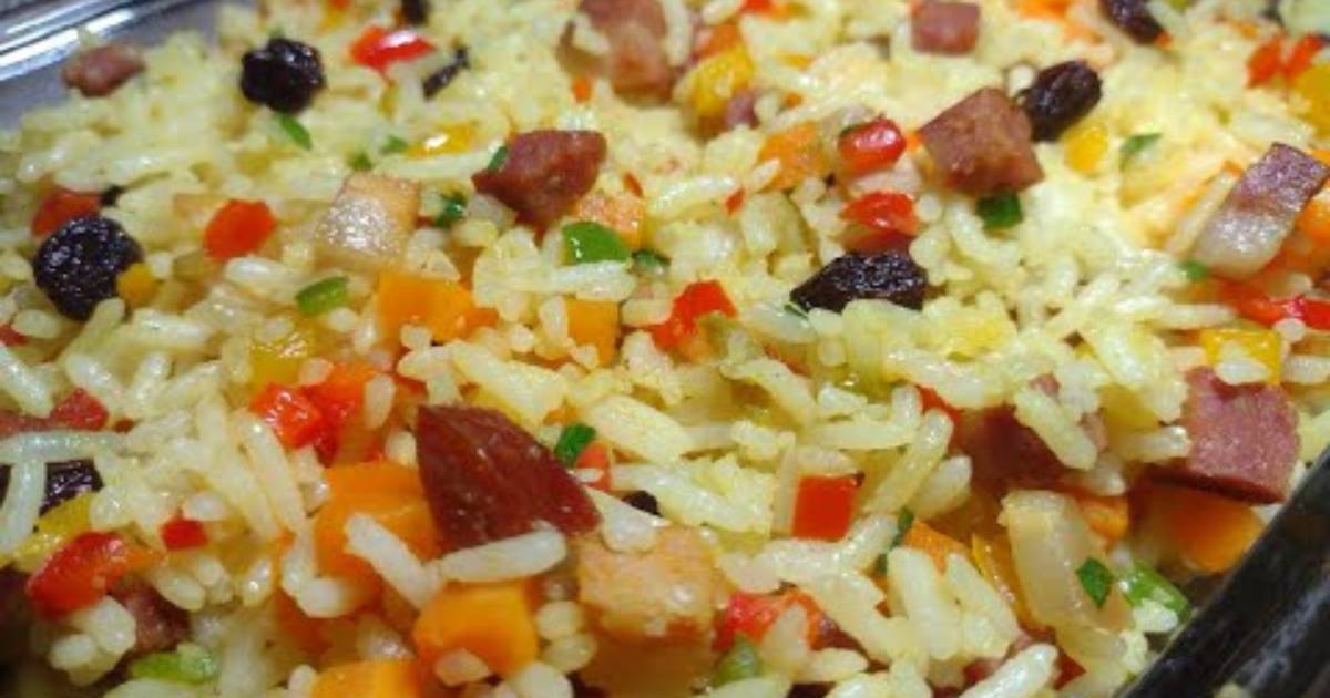 Arroz natalino colorido com calabresa e uvas passas