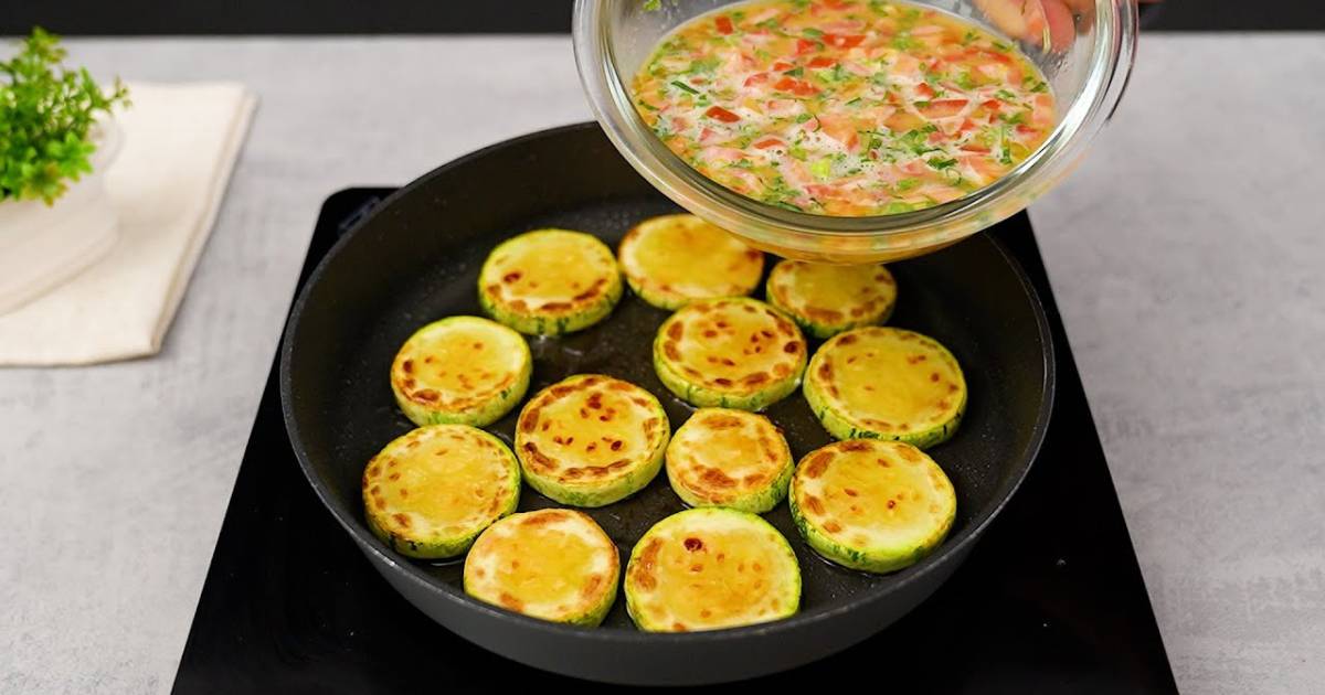A Abobrinha Frita Com Ovo e Queijo Derretido é rápida, deliciosa e surpreendente. Uma receita...
