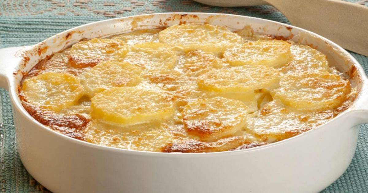 A Batata Com Sardinha Assada e Queijo Derretido é prática, saborosa e perfeita para o...