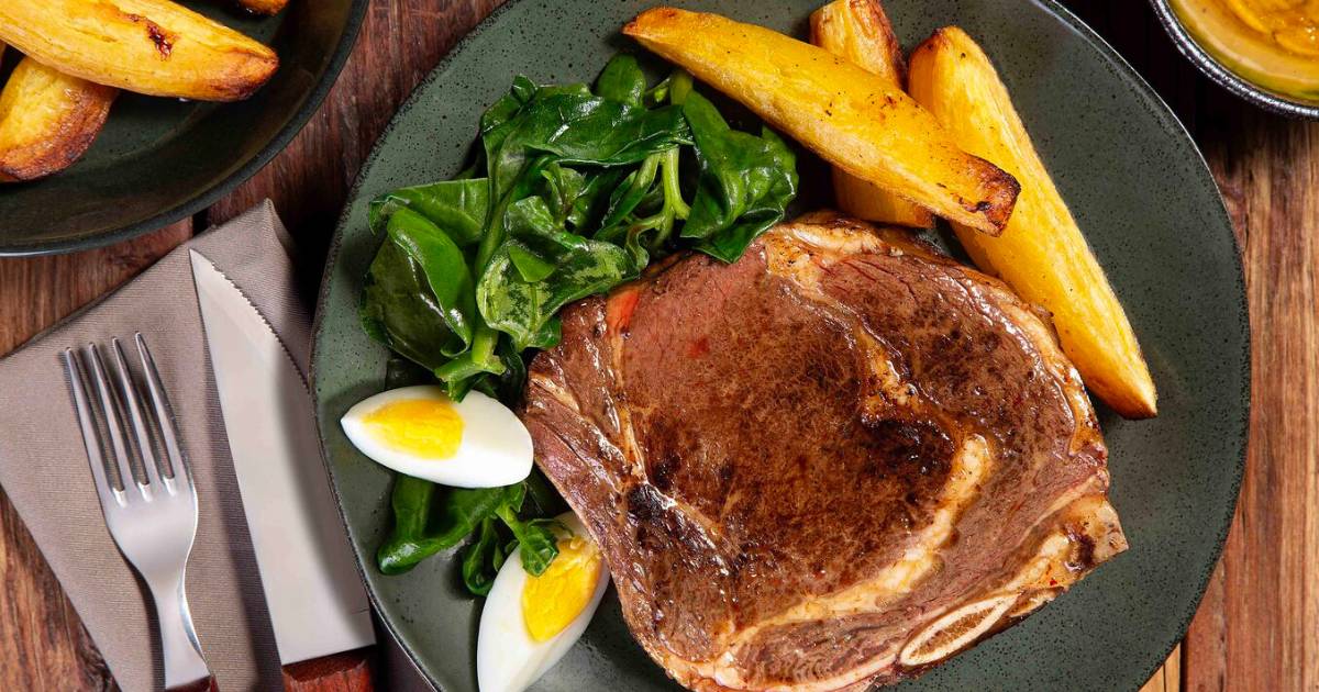A Bisteca Suína ao Molho de Mostarda e Mel é suculenta, rápida e cheia de...