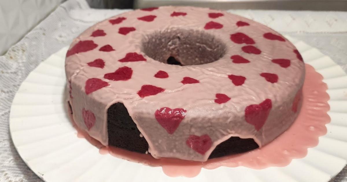 Bolo tipo brownie com cobertura fria e decorada....