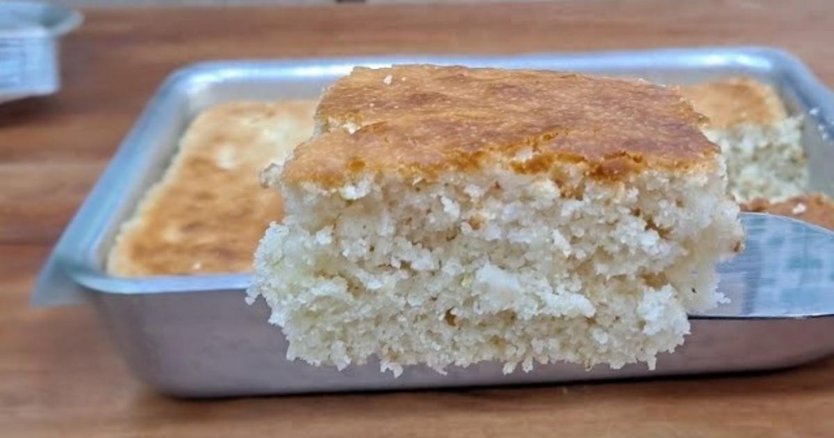 Bolo de limão fofinho com toque caseiro e calda de refrigerante....