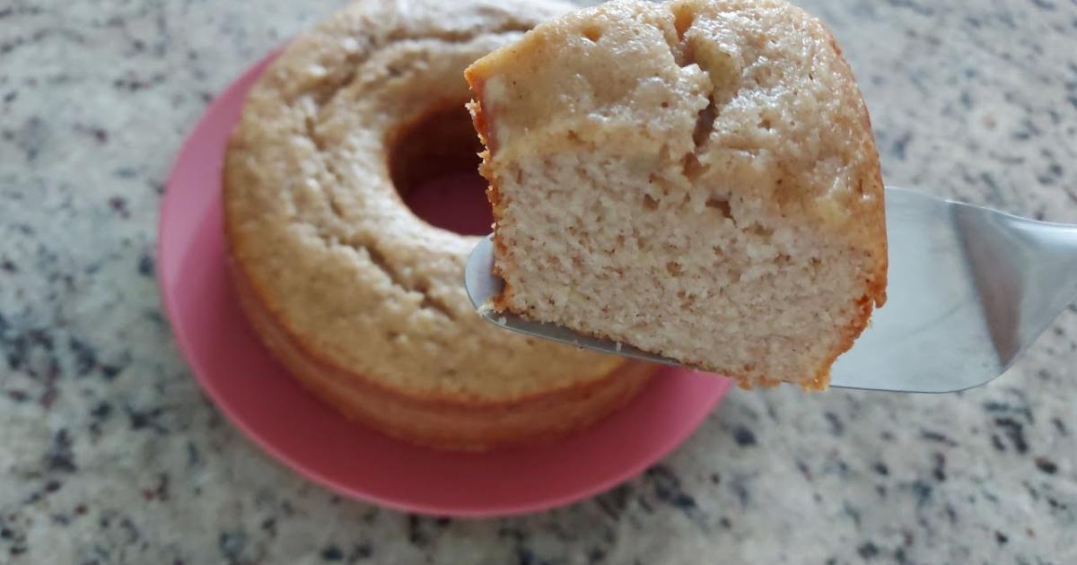 Bolo de banana fofinho, rápido e perfeito com café ou chá....
