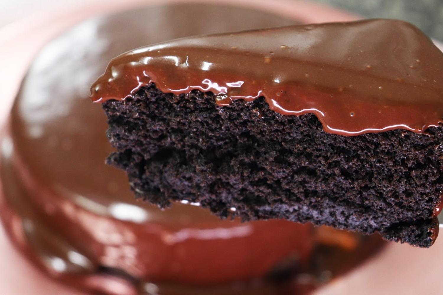 Receita fácil de bolo de biscoito com chocolate, sem ovos e com poucos ingredientes....