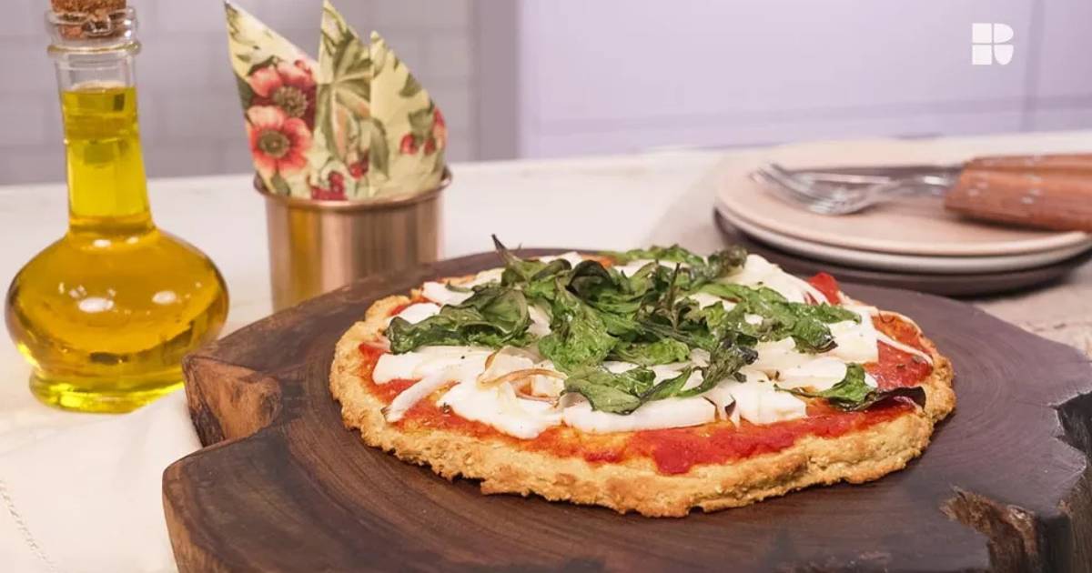 A Pizza de Frango Com Massa de Batata-Doce e Aveia é leve, nutritiva e deliciosa....