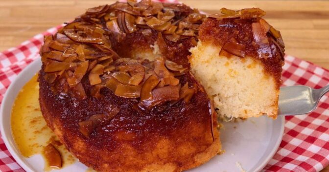 Festa Junina: Bolo de Cocada Invertida com Caramelo que Derrete na Boca