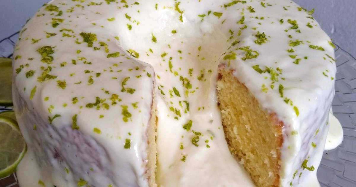 Bolo de Iogurte com Cobertura de Limão é uma receita fácil e deliciosa para o...