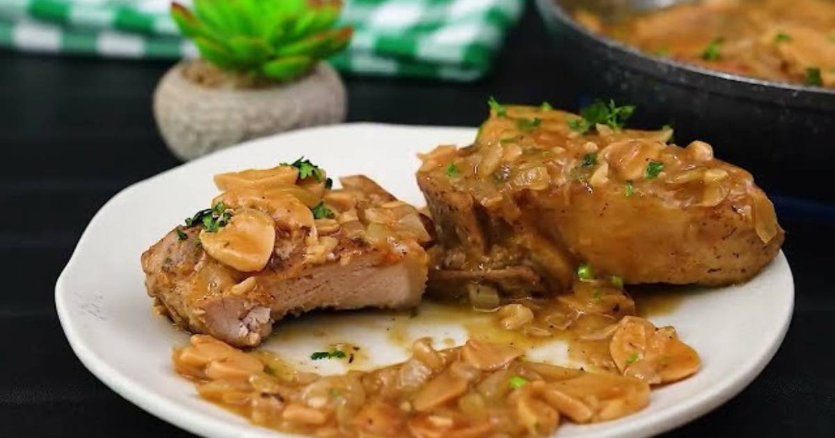A Carne de Porco Com Molho de Cogumelos Cremoso é suculenta e cheia de sabor....