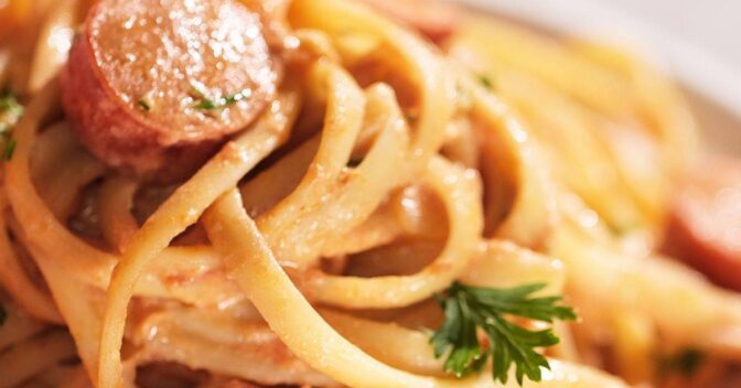 Massas: Macarrão Cremoso com Salsicha na Panela