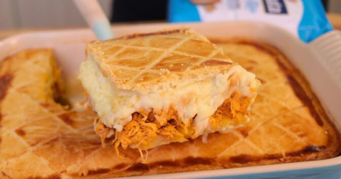 Lanche: Empadão de Frango Cremoso na Travessa com Massa que Derrete na Boca