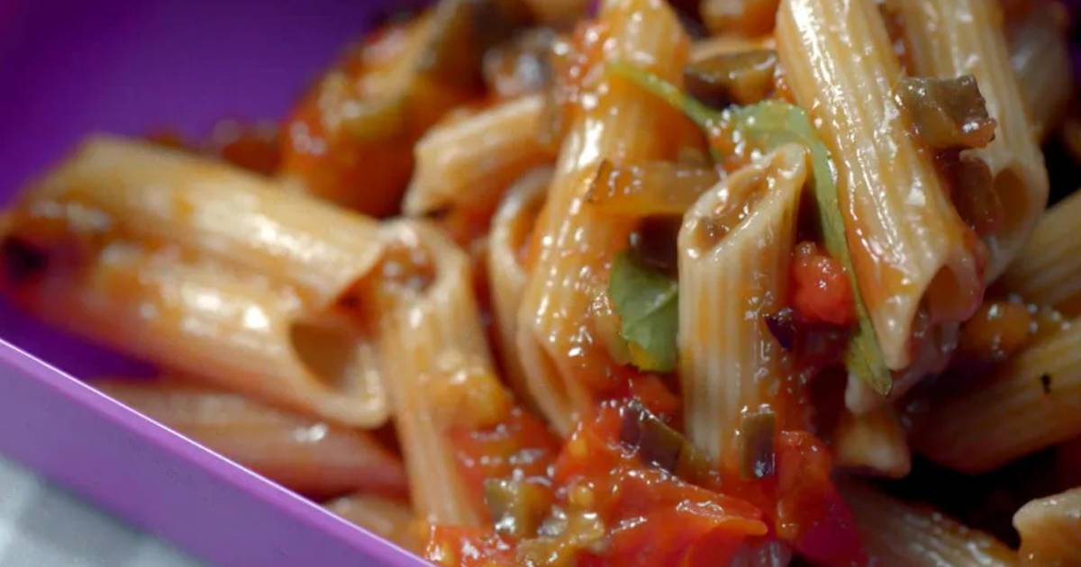 O Macarrão Com Berinjela e Molho de Tomate é leve, fácil e surpreendente. Receita simples...