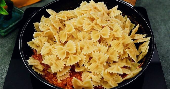 Massas: Macarrão Gravatinha Cremoso com Molho de Tomate e Ovo