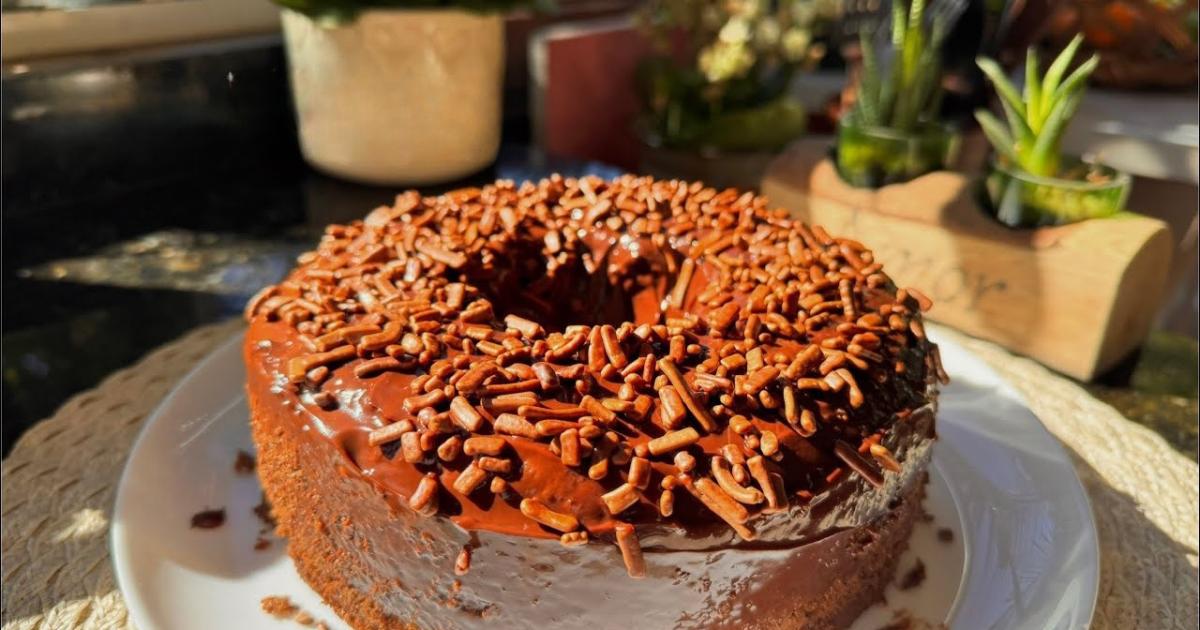 Receita fácil de bolo sem glúten com café e chocolate....