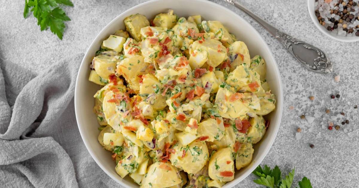 A Salada de Batata Com Molho Sem Maionese é leve, fácil e deliciosa. Uma receita...