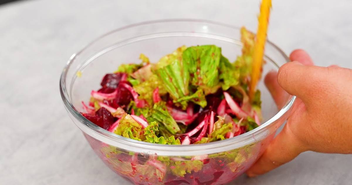 A Salada de Beterraba Com Alface e Molho Especial é uma explosão de sabores. Receita...