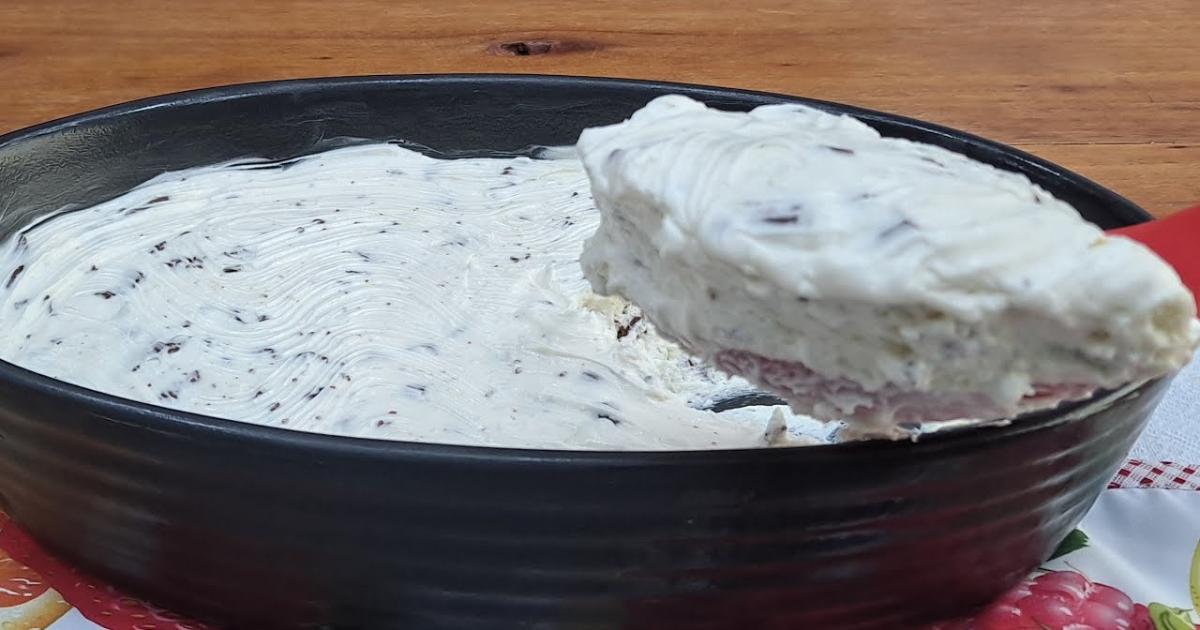 Uma sobremesa cremosa com leite em pó, suco e chocolate....
