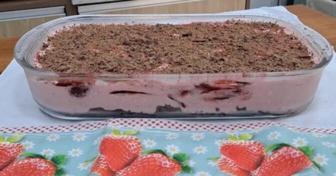 Sobremesas: Sobremesa Sensação de Morango na Travessa