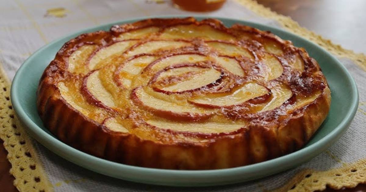 A Torta de Maçã Com Leite e Baunilha Fofinha é fácil, deliciosa e derrete na...