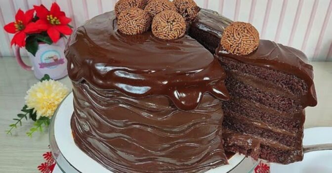 Bolos: Um Bolo de Chocolate Molhadinho com Camadas Generosas