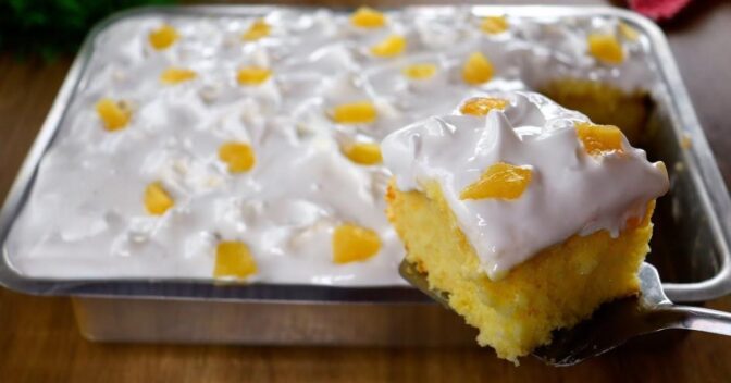 Bolos: Bolo de Abacaxi Fofinho e Molhadinho com Cobertura Cremosa e Merengue