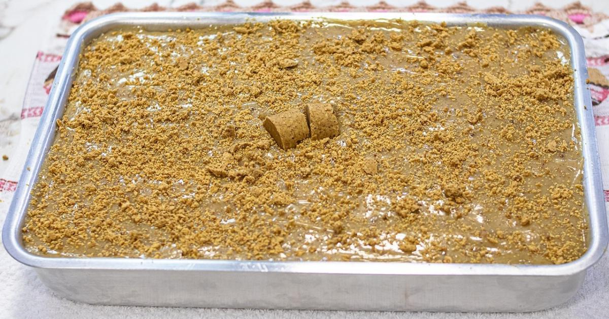 Receita fácil e cremosa de bolo de paçoca com brigadeiro....